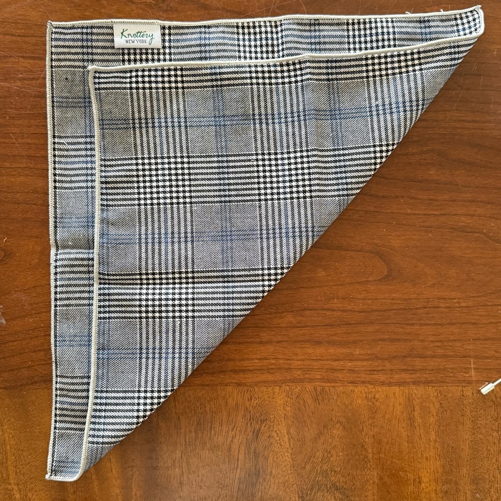 NWOT Blue/White/Gray/Black Knottery New York Pocket Square